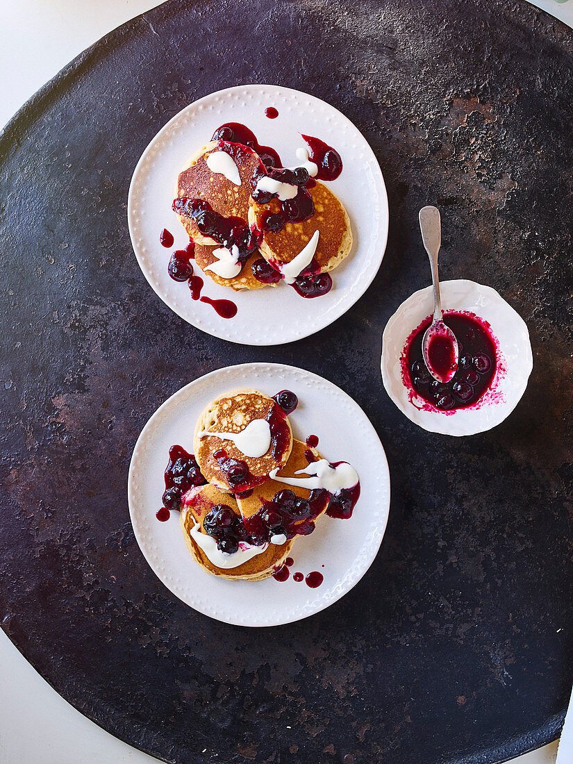 Dinkel-Buttermilch-Pancakes mit Heidelbeerkompott