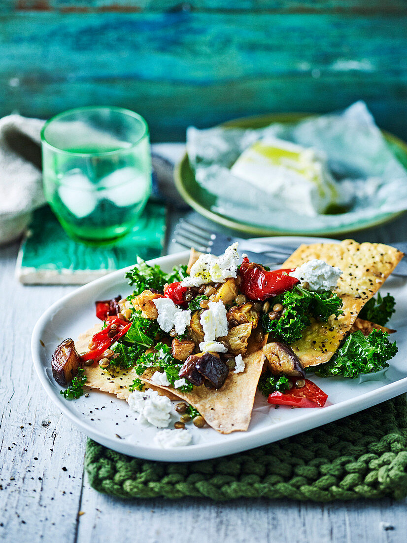 Winterlicher Auberginensalat mit Grünkohl, Linsen und Knäckebrot