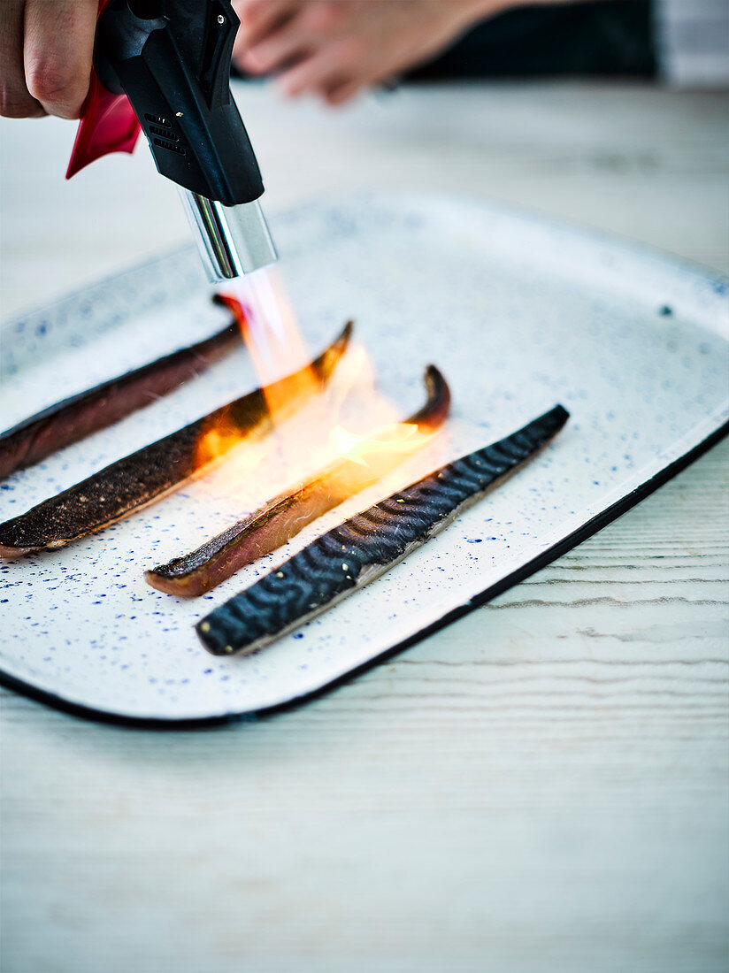 Makrelenhaut mit Gasbrenner anbrennen