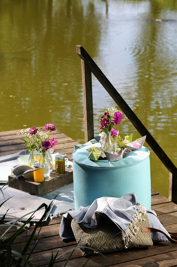 Picknick auf Holzsteg am See