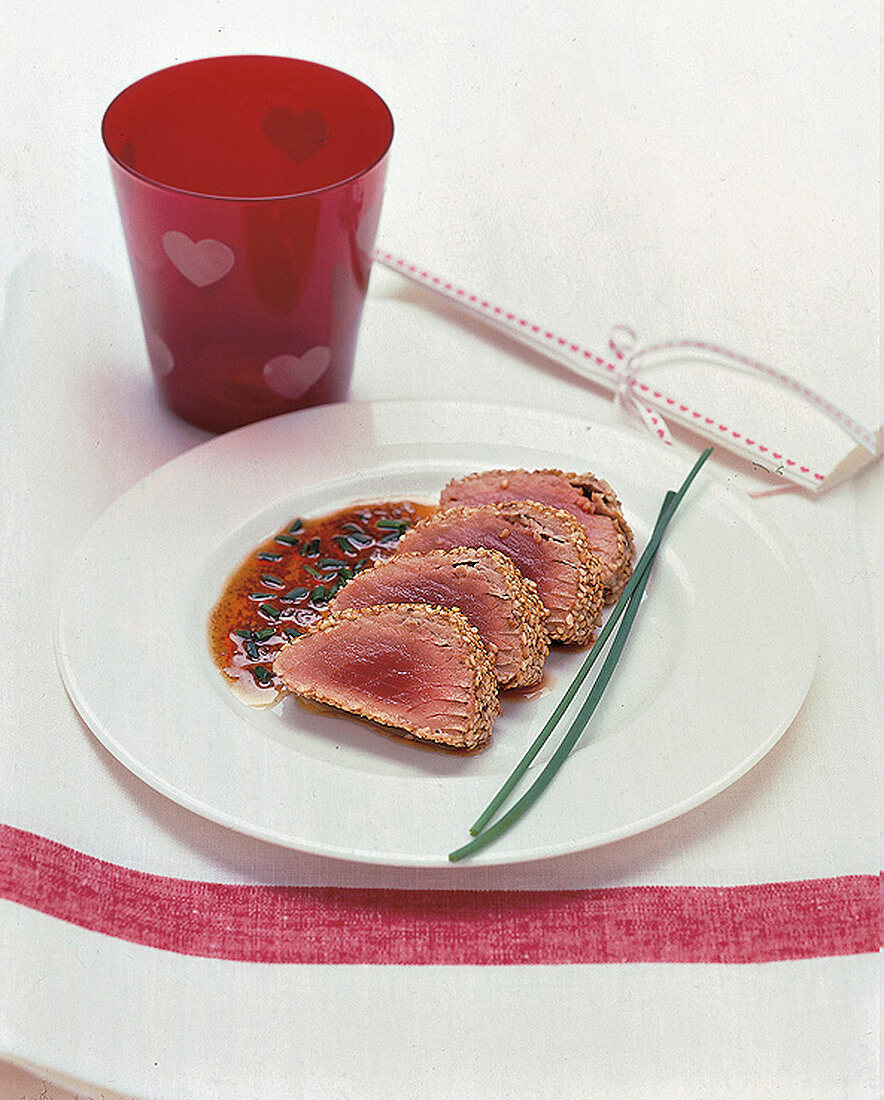 Thunfischfilet in der Sesamkruste mit Senf-Schnittlauch-Balsamico