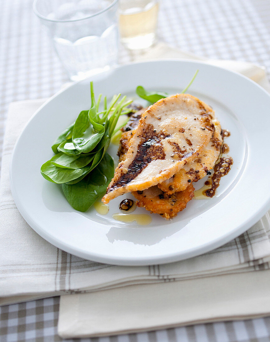 Hähnchenschnitzel in Parmesanpanade mit Pfeffersauce und Spinat