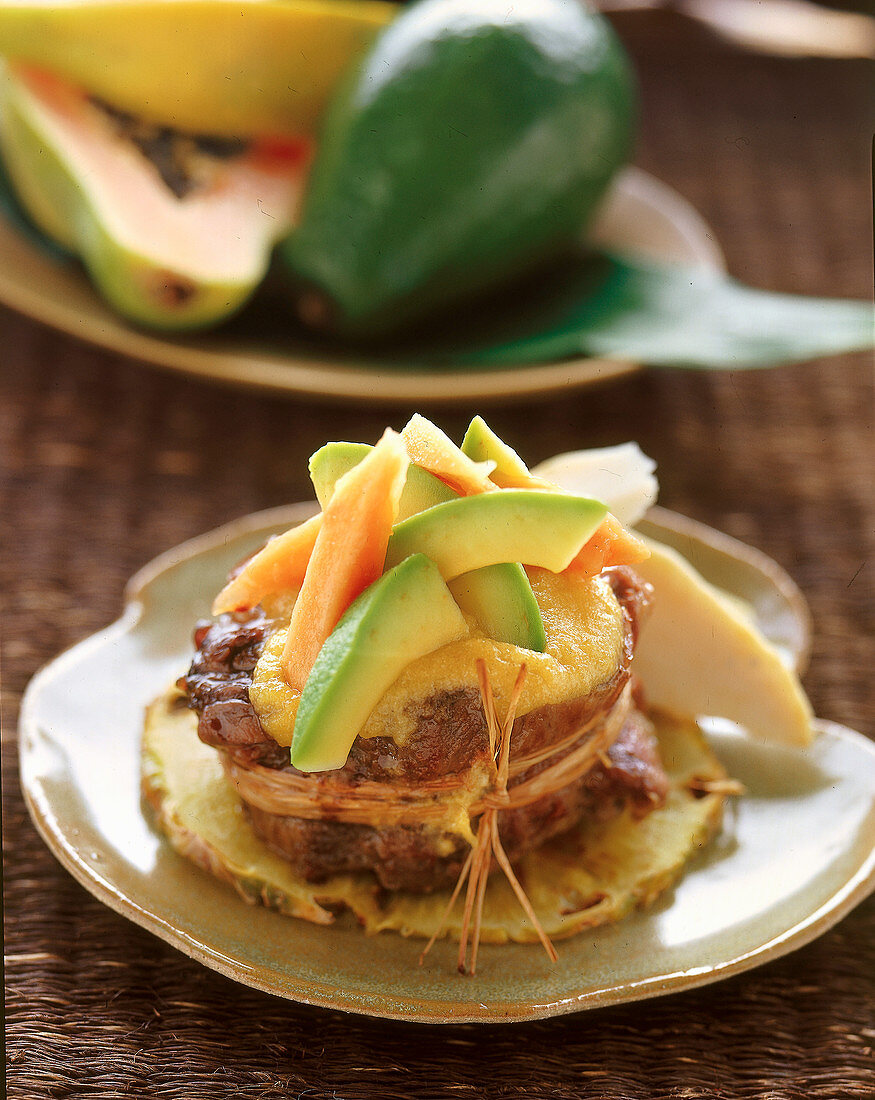 Tournedos mit Ananas-Senf-Creme, Avocado und Papaya