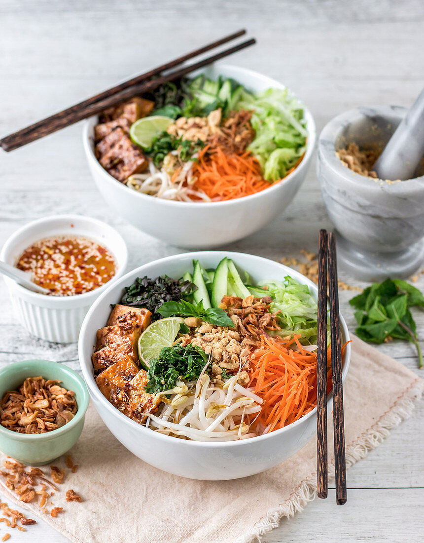 Vermicelli-Salat mit Zitronengras-Tofu (Asien)