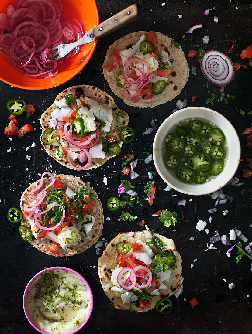 Texmex-Tortillas mit roten Zwiebeln, Jalapenos, Koriander und Fisch