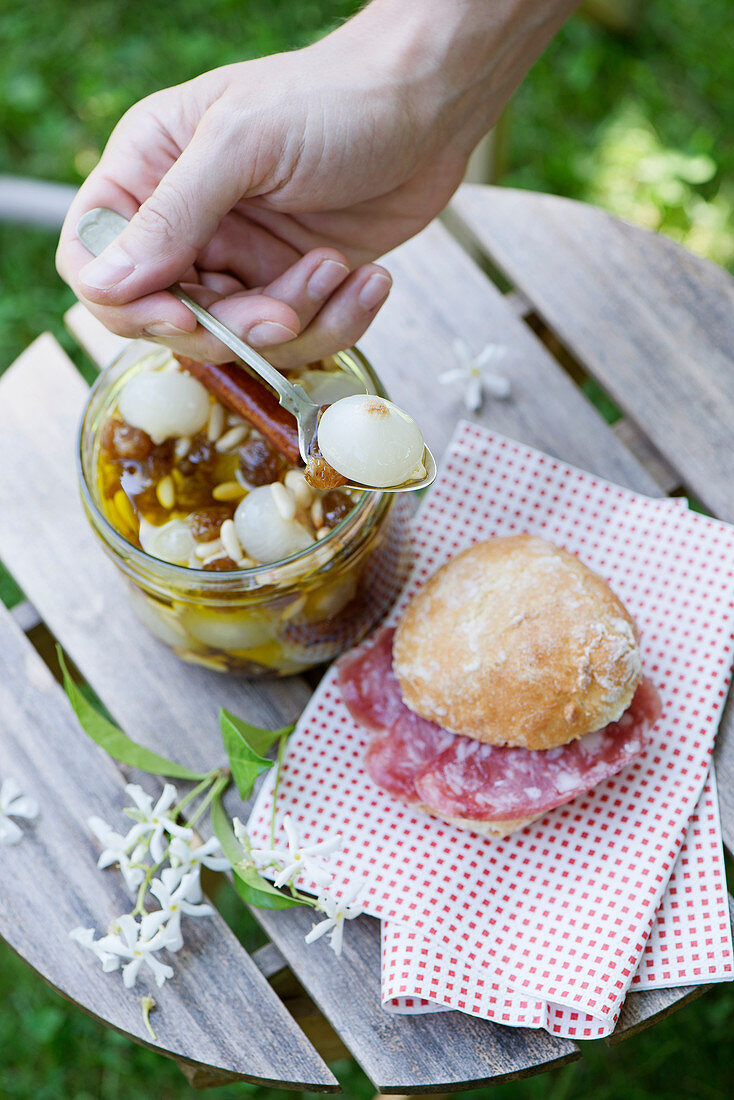 Süß-saure Borettane-Zwiebeln mit Rosinen und Pinienkernen