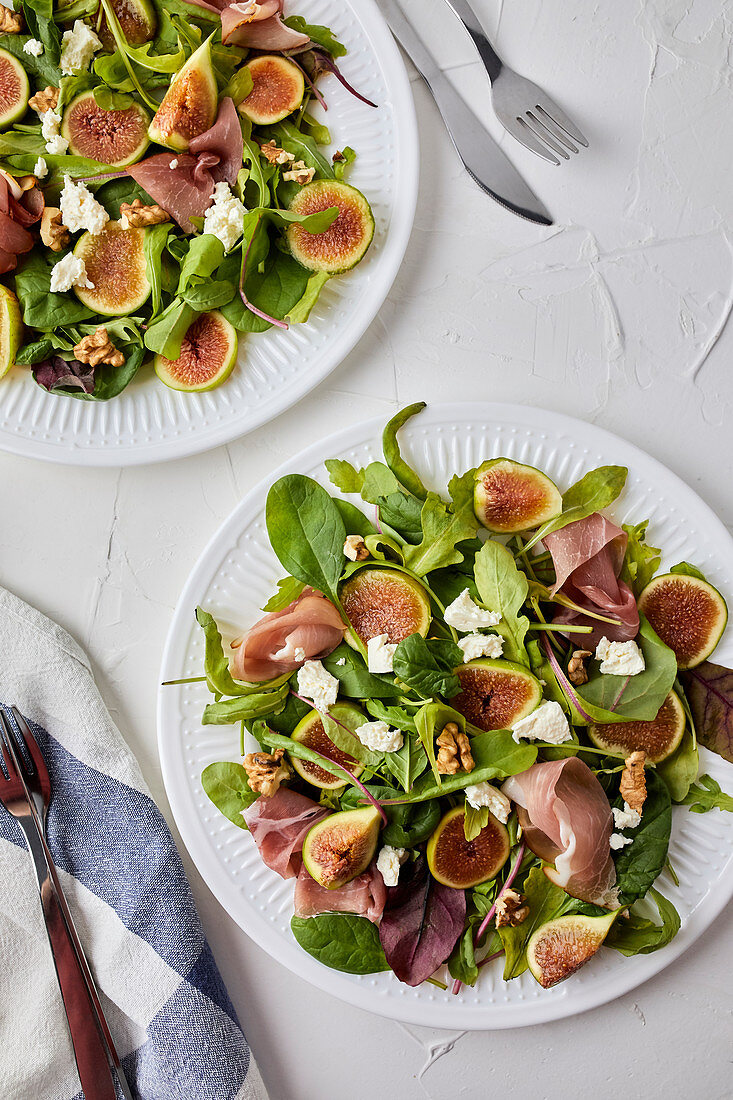 Salad with fresh figs, prosciutto, goat cheese and walnuts
