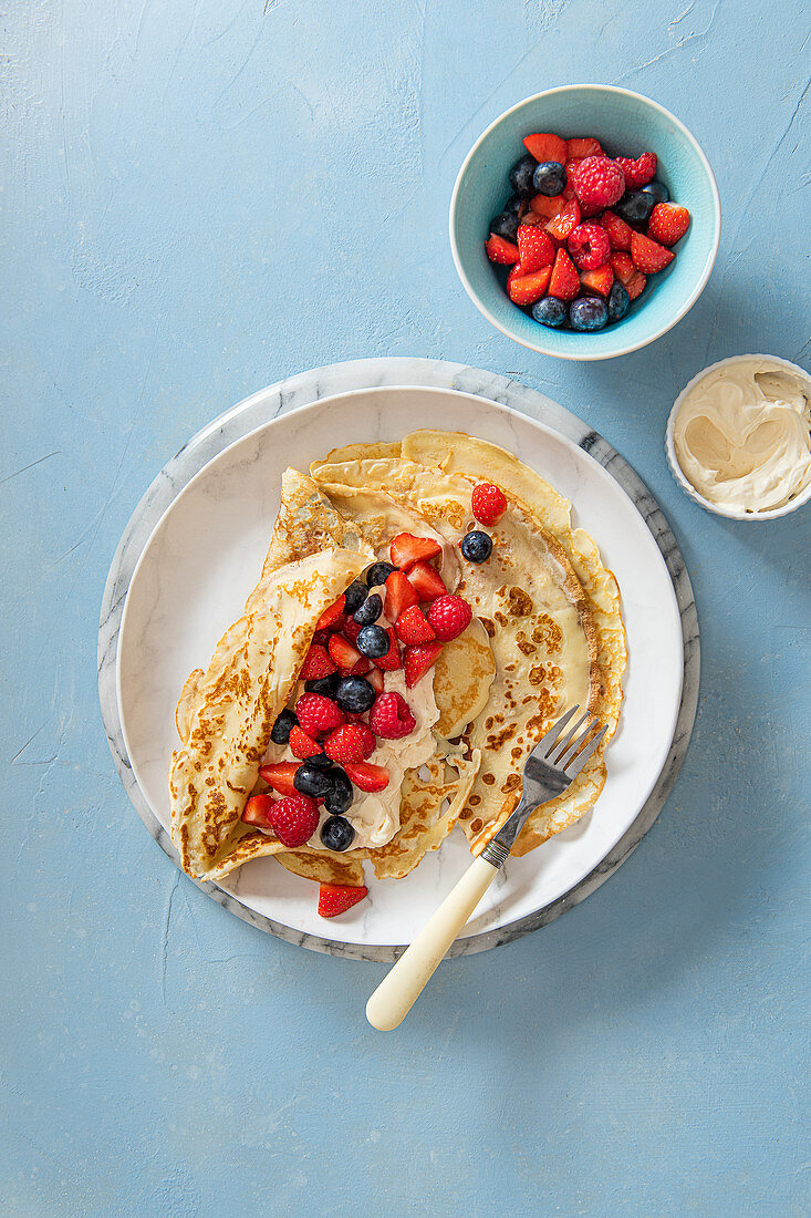 Crepes with vanilla cream cheese and berries