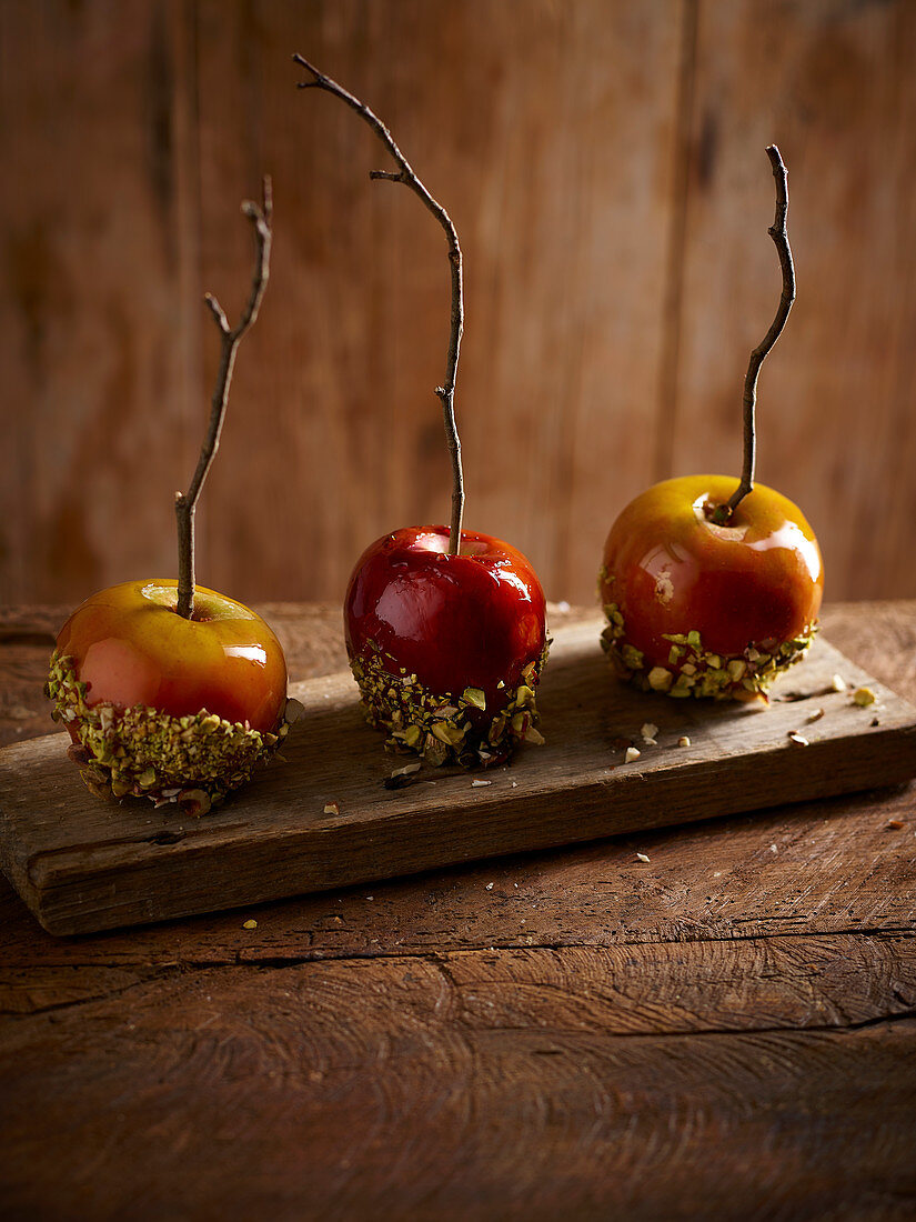 Kandierte Äpfel mit gehackten Nüssen