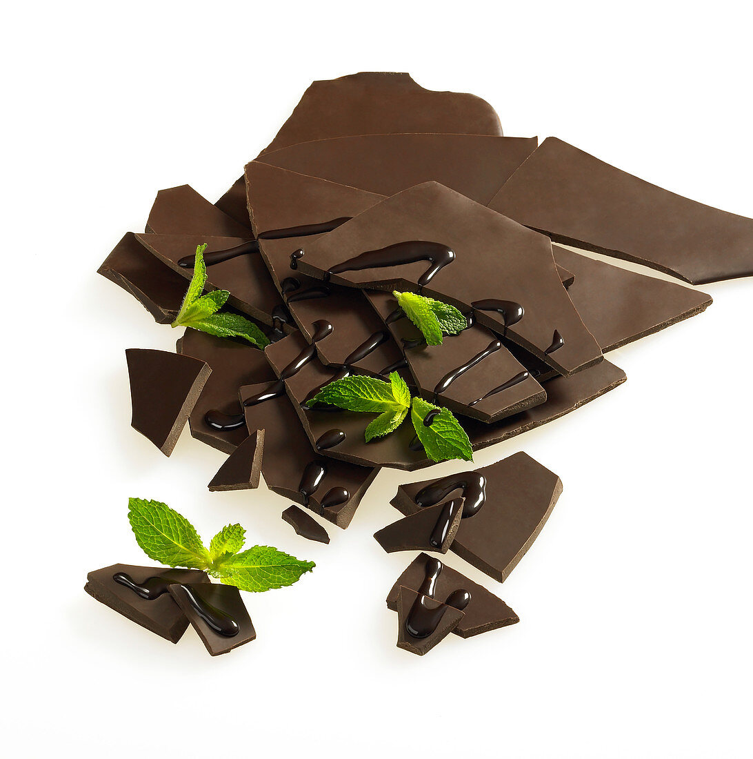 Dunkle Schokolade in Stücken mit frischen Minzeblättern