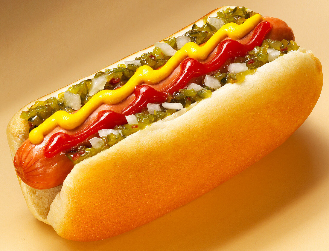 Ein Hot Dog mit Relish, Zwiebeln, Ketchup und Senf