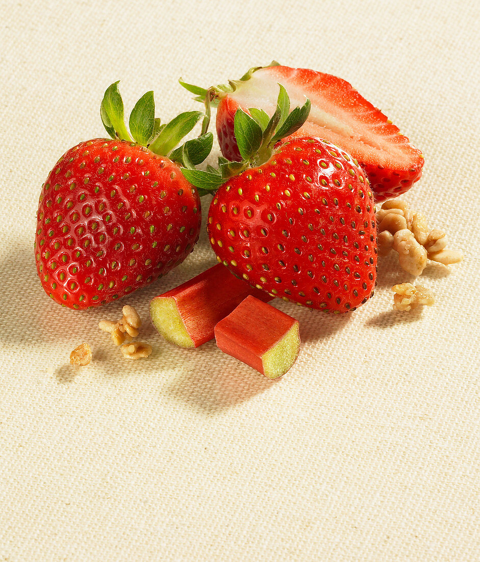 Frische Erdbeeren, Rhabarberstückchen und Streusel