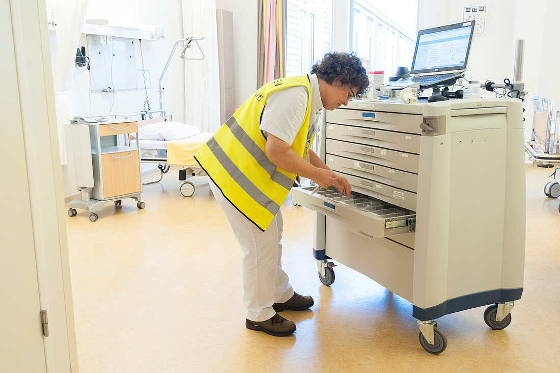 Nurse dispensing drugs on hospital ward