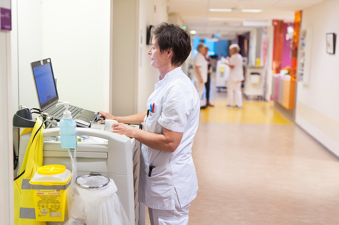 Nurse dispensing drugs on hospital ward
