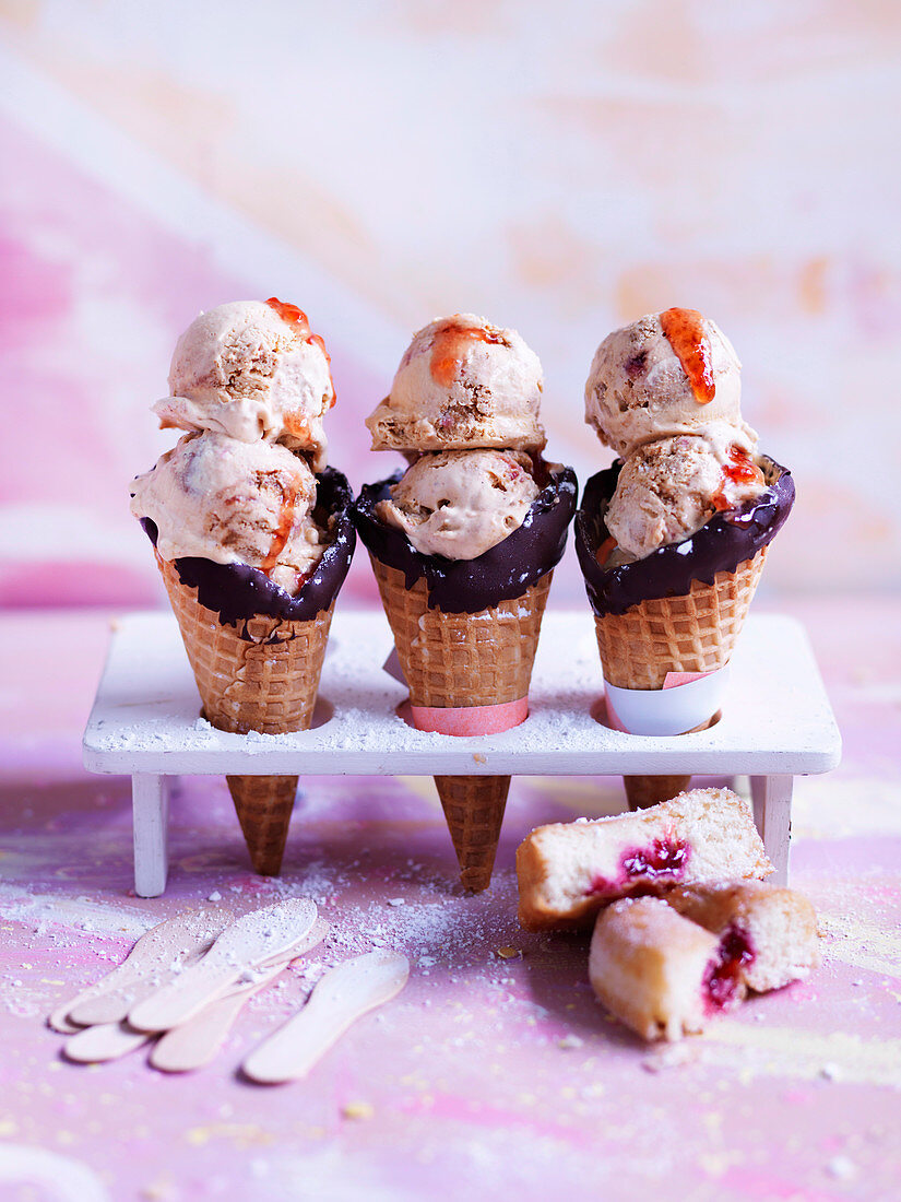 Kaffee-Donut-Eis im Waffelhörnchen