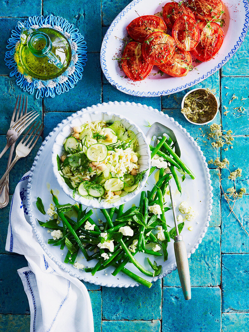 Risoni-Salat, grüne Bohnen mit Feta, und geröstete Tomaten (Griechenland)