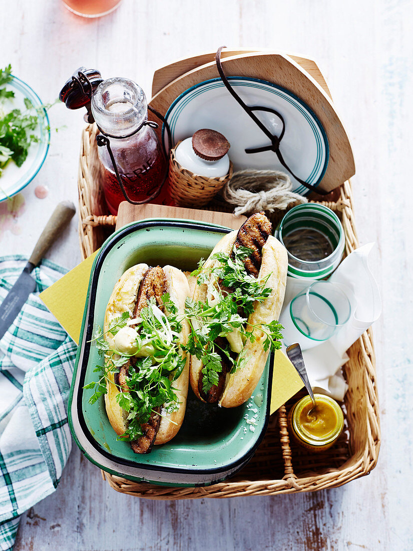 Sandwich mit Grillwurst und Kräutersalat