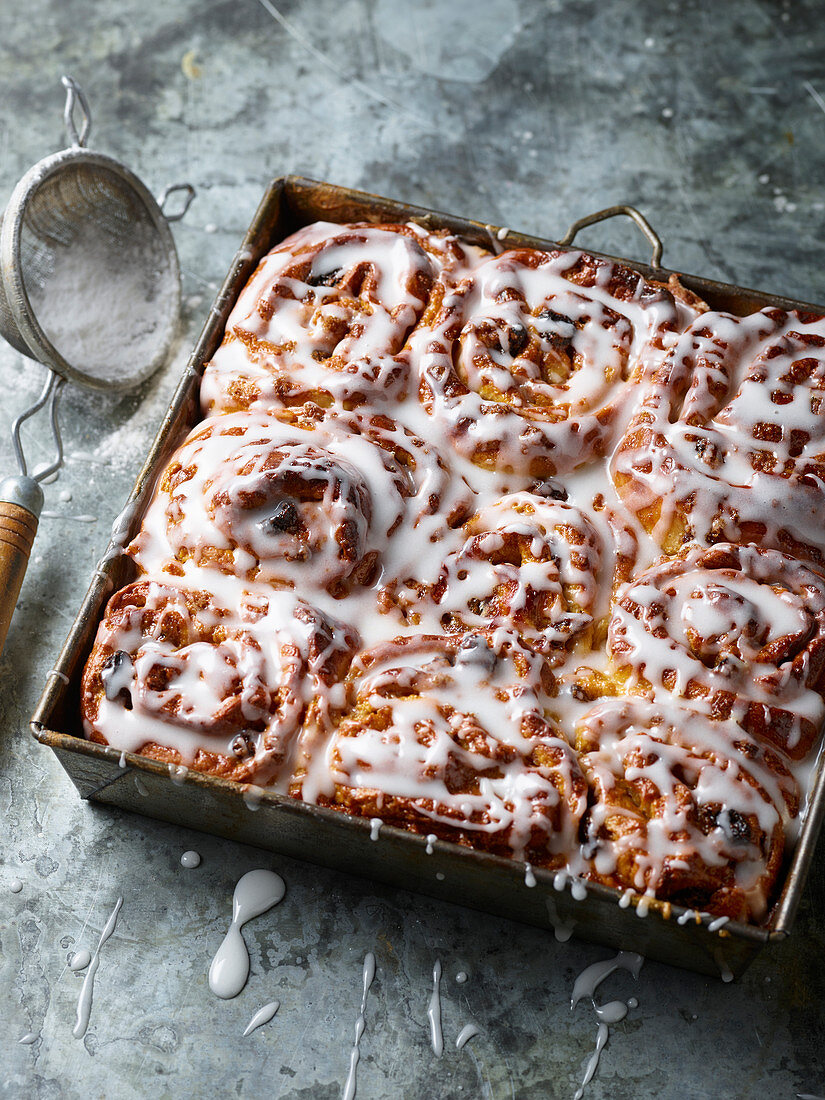 Brioche-Zimtschnecken in Backform mit Zuckerglasur