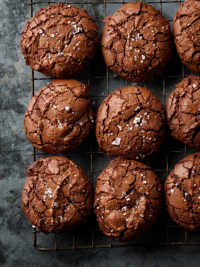 Brownie-Cookies auf Abkühlgitter
