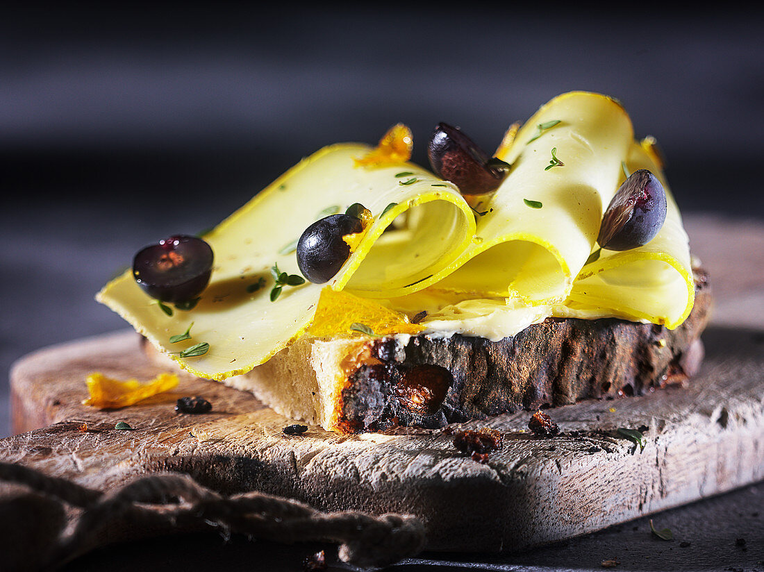 Brot mit Ossau-Iraty Schafskäse