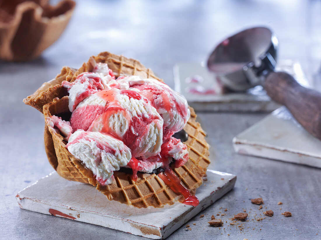 Erdbeer-Joghurt-Eiscreme in Waffelschale