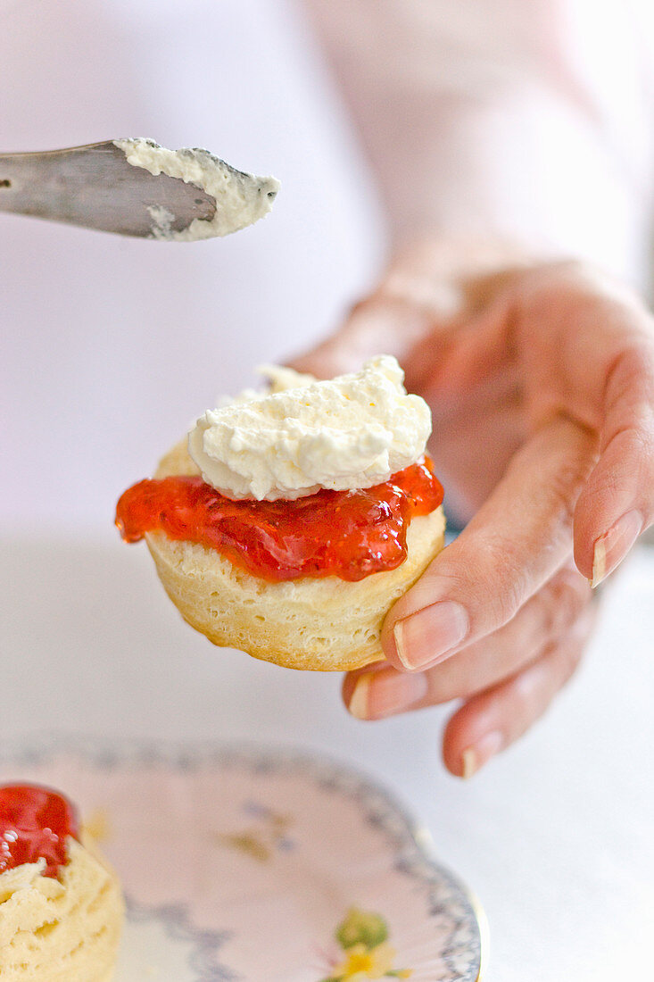 Scones mit Sahne und Erdbeermarmelade