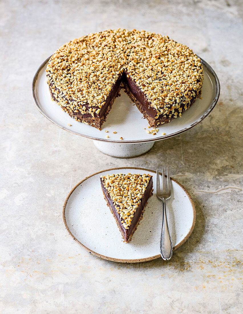 Schoko-Haselnuss-Torte, angeschnitten