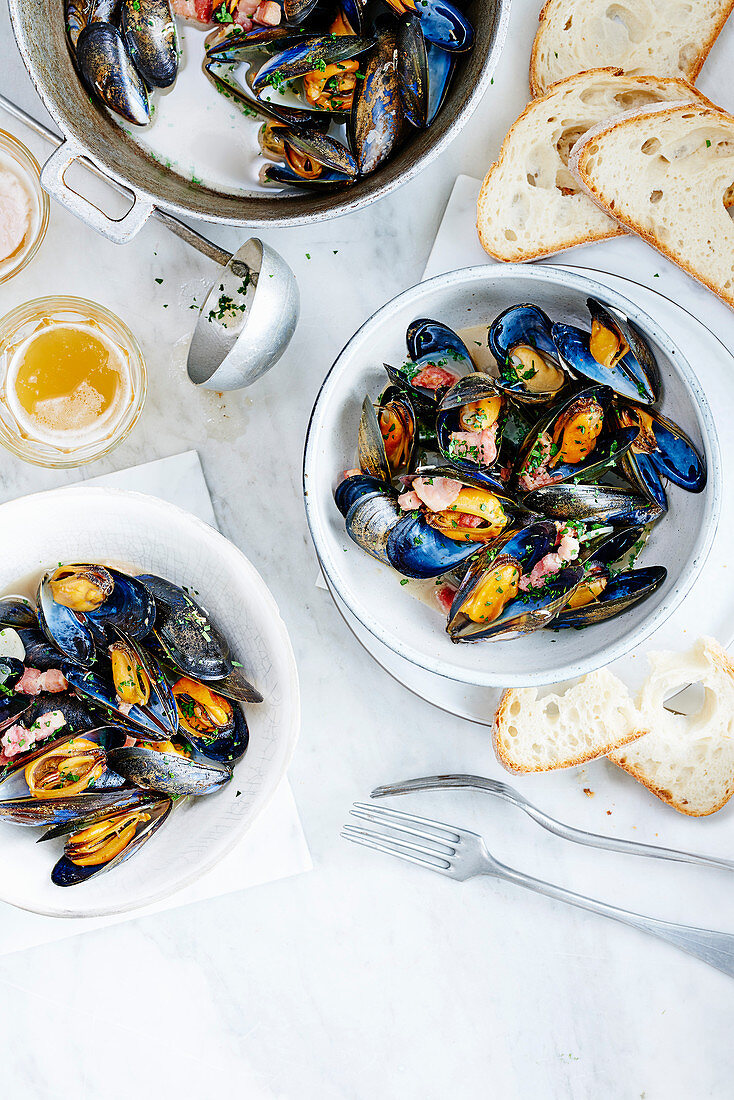 Mussels with bacon in wheat beer