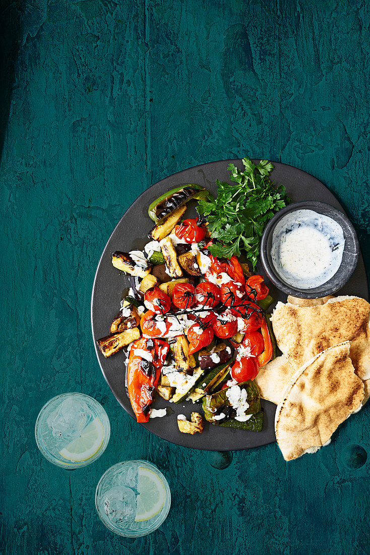 Türkische Ratatouille mit Joghurtsauce und Fladenbrot