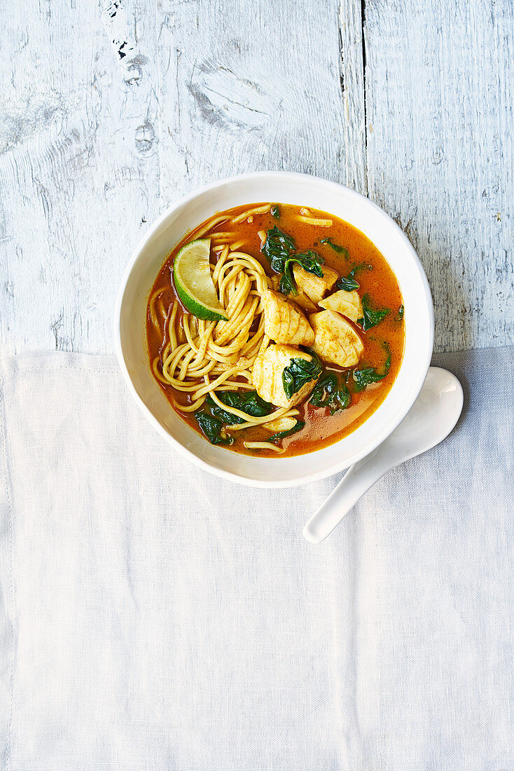 Thailändisches Kokosnuss-Fisch-Curry mit Nudeln