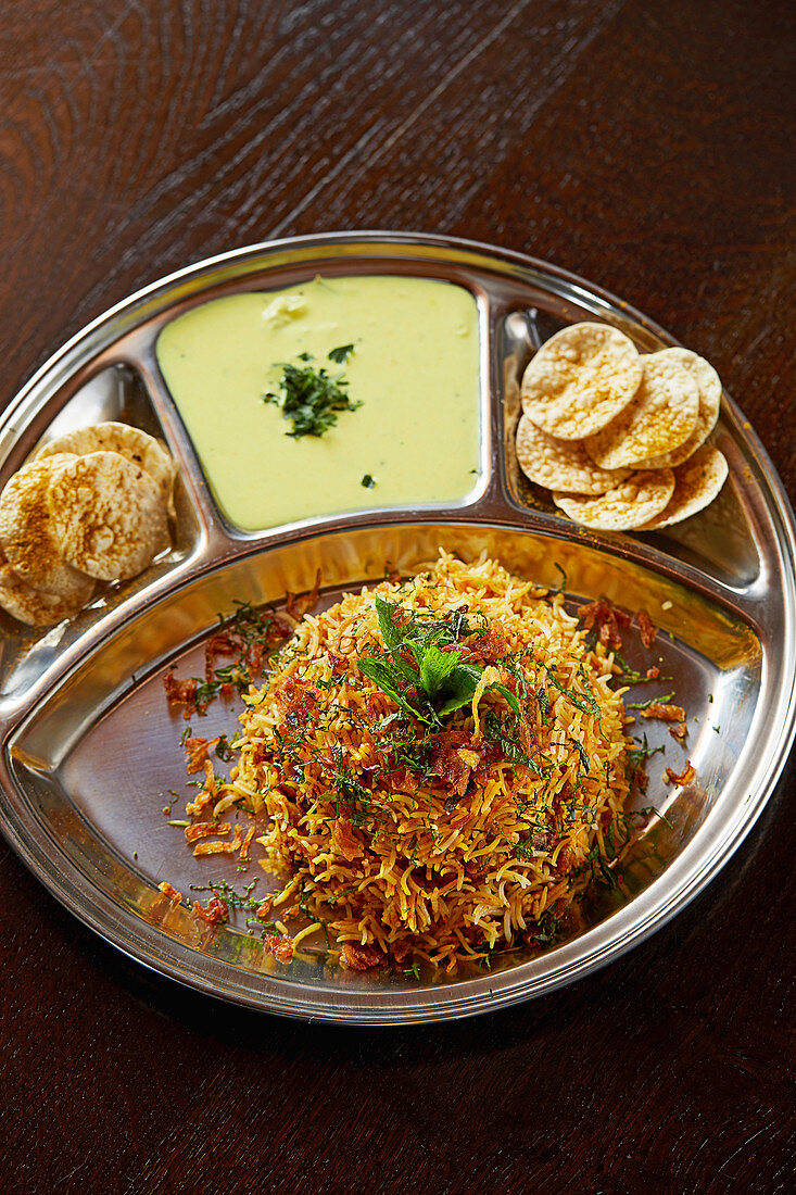 Chicken Biryani mit Minzjoghurt und Mini-Pappadams