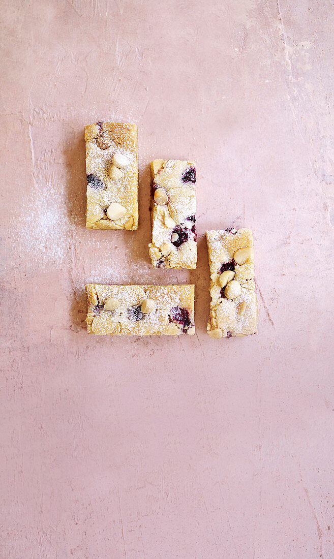 Blondies mit weisser Schokolade, Macadamia und Himbeeren