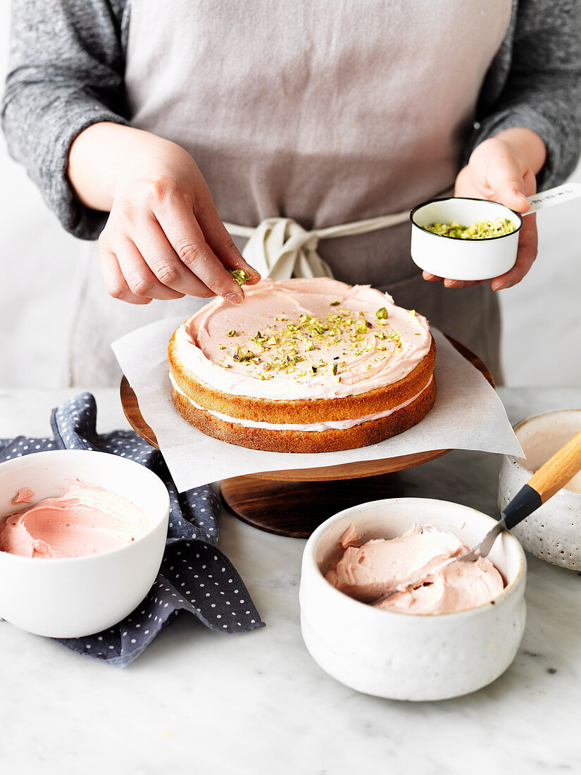 Rose Petal Cake - Tortenboden mit Pistazien bestreuen