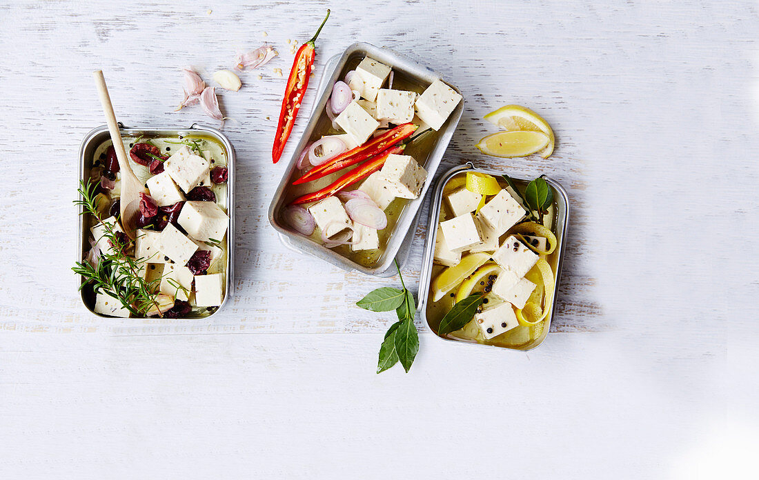 Selbstgemachter Tofu-Feta mariniert mit Oliven, Chili oder Zitronen