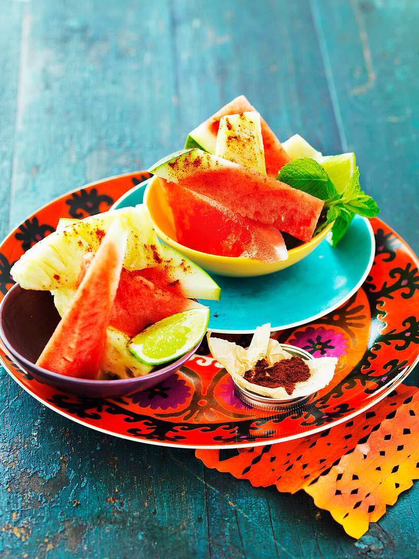 Wassermelonenscheiben mit Ananas und Limetten (Mexiko)