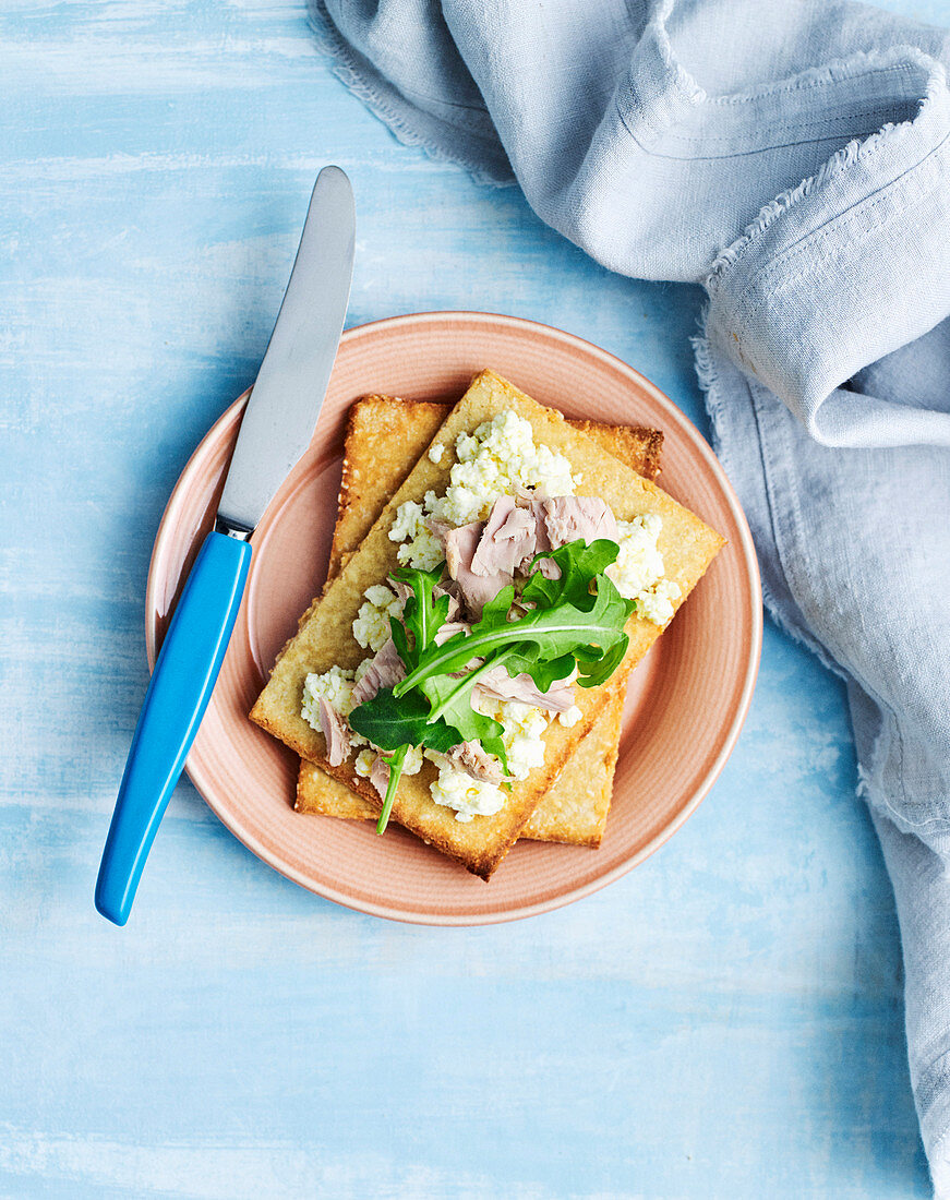 Sesam-Tahini-Cracker mit Zitronen-Ricotta, Thunfisch und Rucola