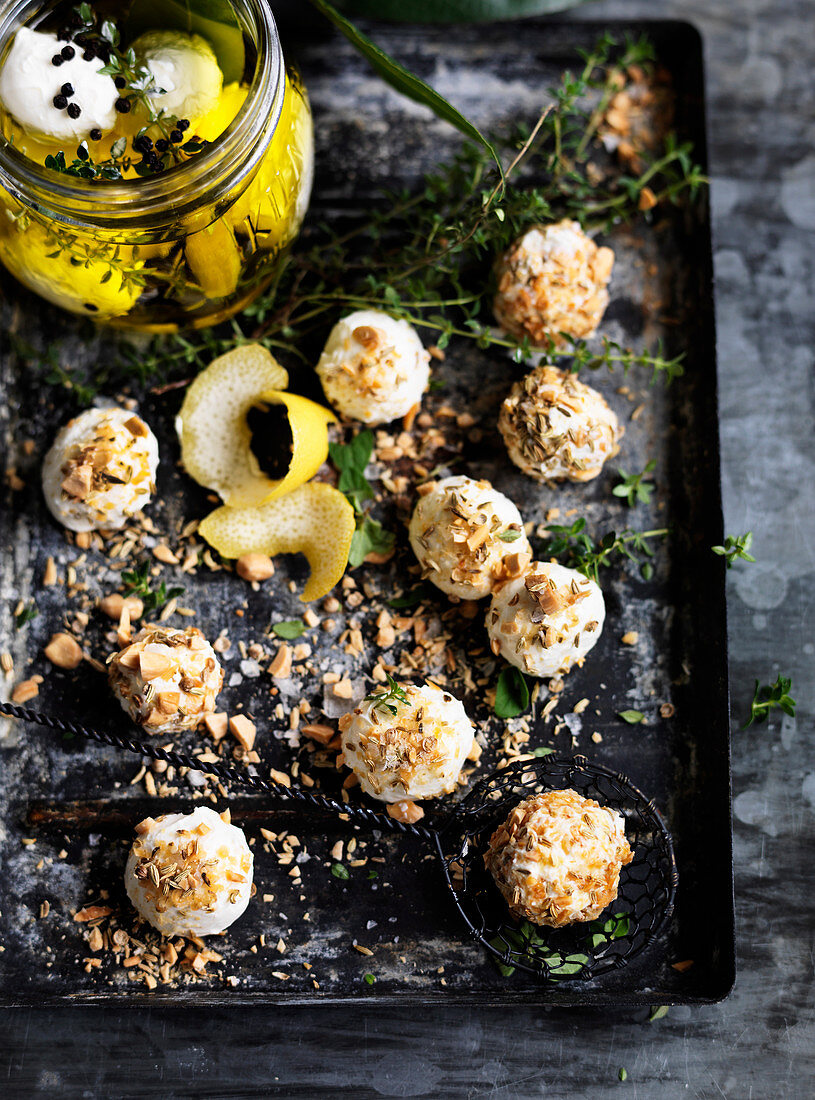 Labneh-Käsebällchen mit Nüssen