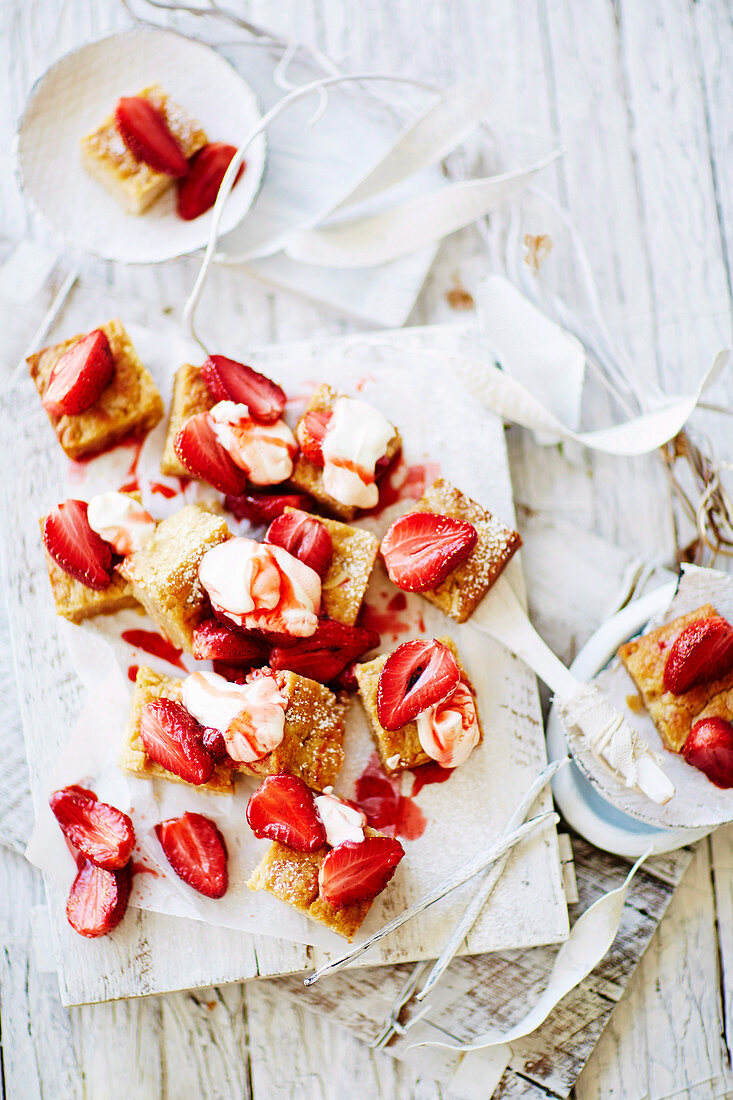 Honigschnitten mit gebratenen Erdbeeren