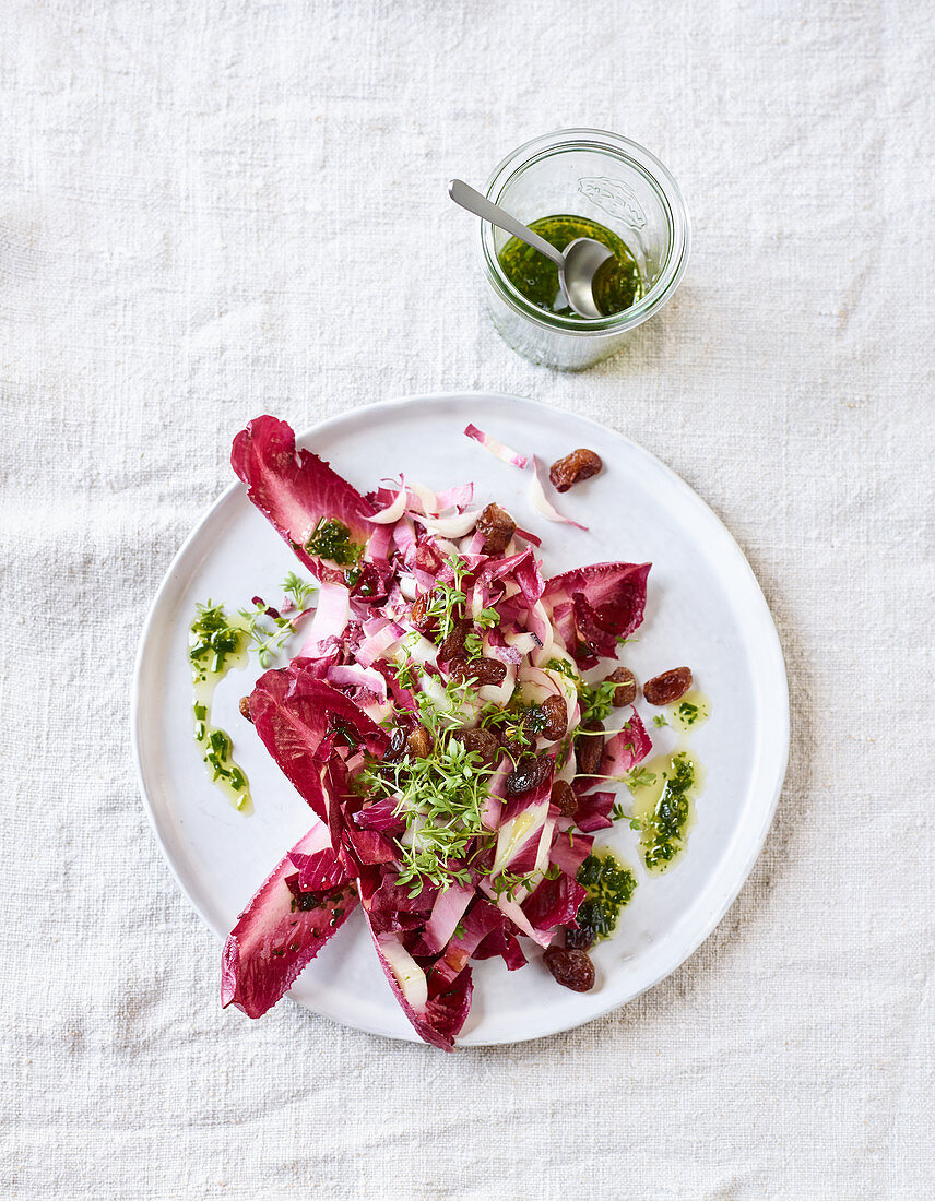 Salat von rotem Chicorée mit Rosinen und Kräutervinaigrette