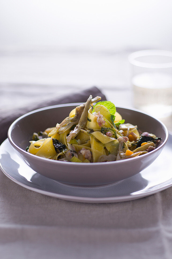 Pappardelle alla vignarola (Bandnudeln mit Gemüse und Speck, Italien)