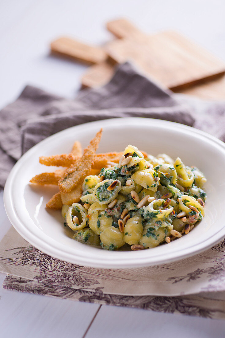 Gnocchi mit Mangold, Ricotta, Kirschtomaten und Pinienkernen, dazu frittierte Mangoldstiele