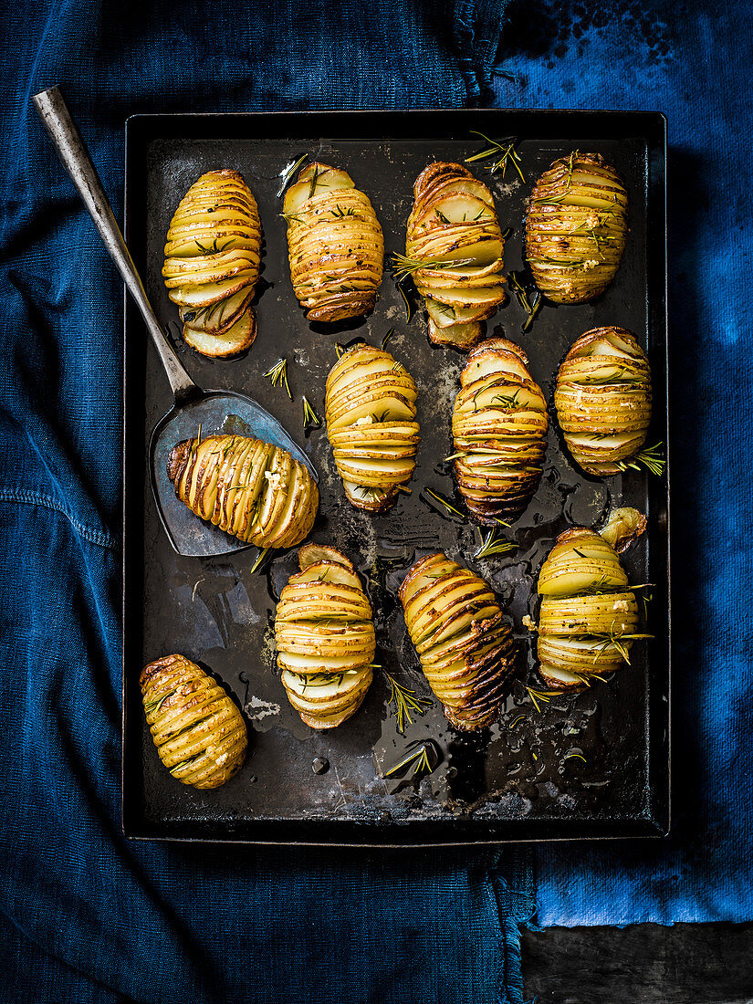 Hasselback Potatoes mit Entenschmalz und Kräutern