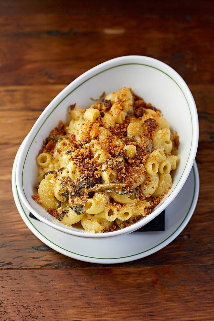 Gratinated elbow macaroni with bread crumbs