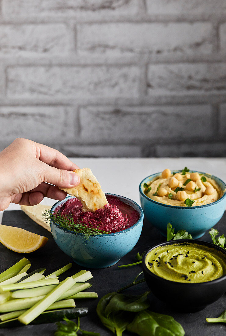 Dreierlei Hummus mit Gemüsesticks und Fladenbrot zum Dippen