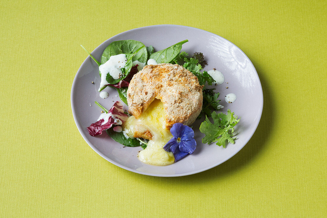 Bunter Salat mit gebackenem Camembert (Keto-Küche)