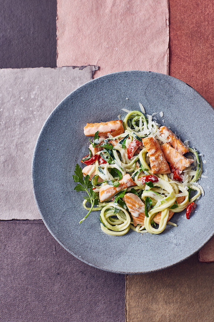 One-Pot-Zucchini-Pasta mit Frischkäse und Lachs