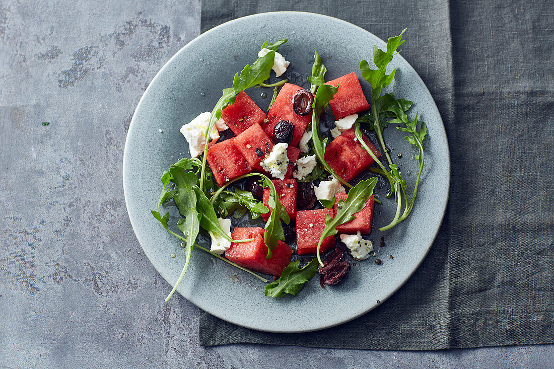 Wassermelonensalat mit Feta, Oliven und Rucola