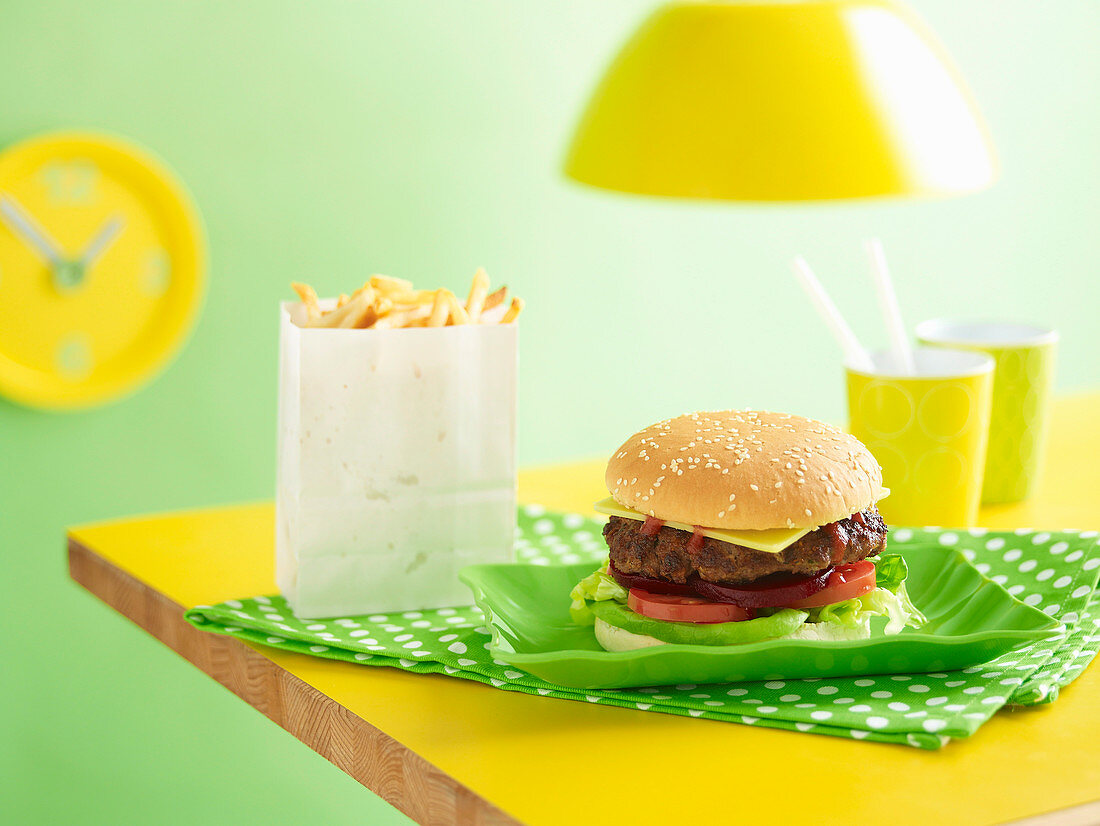 Cheeseburger mit Pommes