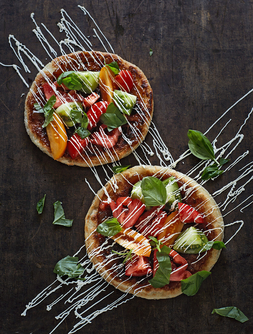 Roti Paratha mit Tomatenmarmelade und Ziegenfrischkäse