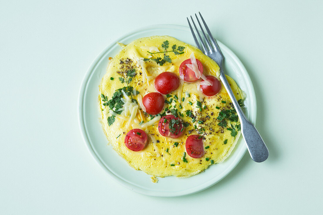 Cheese omelette with tomatoes and chives (keto cuisine)